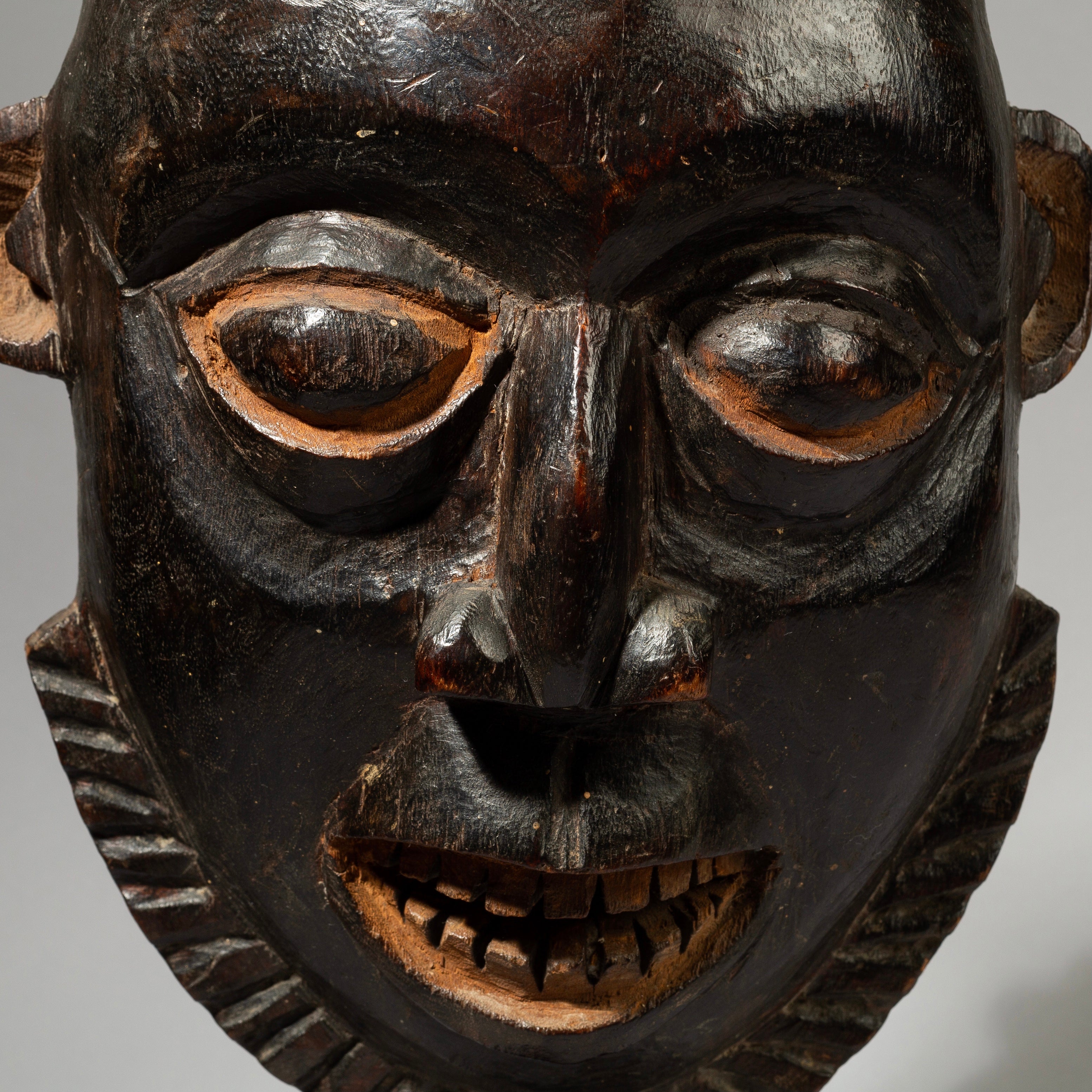 A LARGE + LUSCIOUS MASK FEOM RHE BAMILEKE TROBE OF CAMEROON W. AFRICA ( No 642)