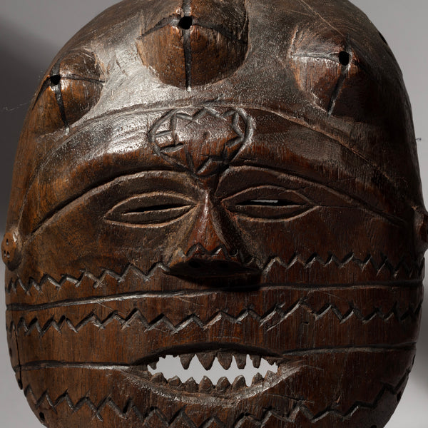 A CHARACTERFUL MAKISHI TRIBE INNITIATION MASK FROM ZAMBIA  ( No 1361)