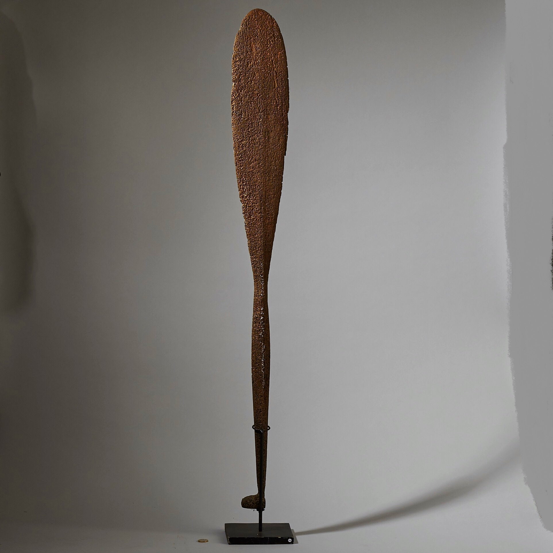 A CORAL TEXTURED OAR FROM INDONESIA ( No 4022)