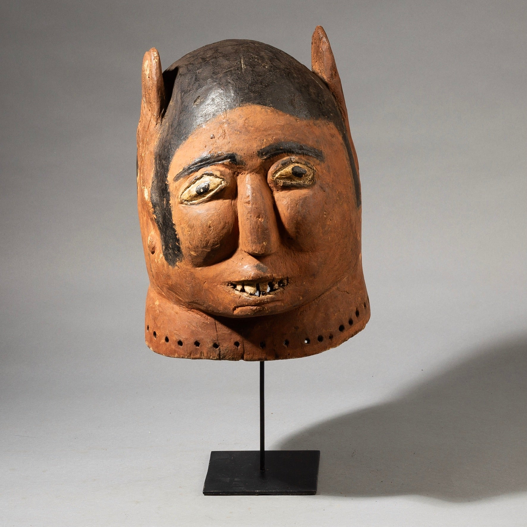 A DRAMATIC MASK WITH OVER SIZED EARS, MAKONDE TRIBE OF MOZAMBIQUE, AFRICA (No 3591 )